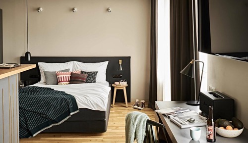 Bold Rooftop Studio with Balkony