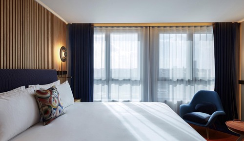 Habitación, vistas al patio (Collection)