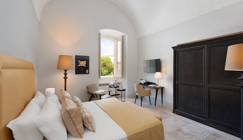 Habitación superior con 1 cama doble o 2 individuales, vistas al jardín