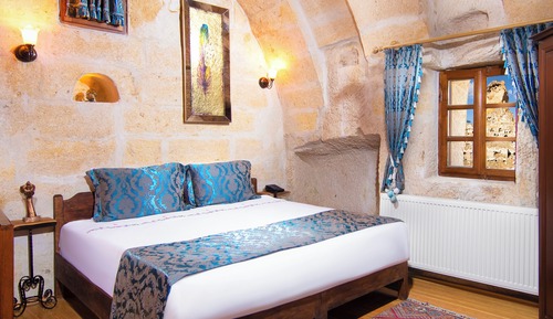 Deluxe Suit Cave Room 205