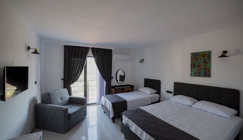 Habitación triple estándar, balcón