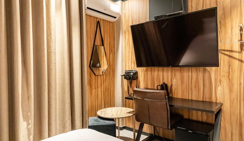 Room (Standard (60-inch SMART TV / Netflix )