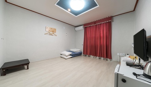 Room (Ondol Room)