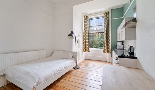 Estudio básico, baño compartido