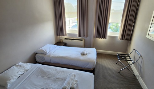 Habitación básica con 2 camas individuales