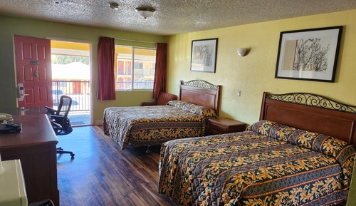 Habitación básica, 2 camas de matrimonio, no fumadores, frigorífico y microondas