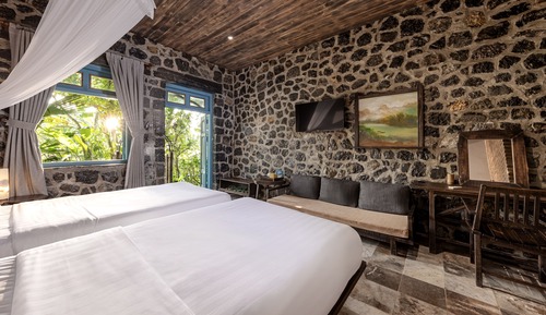 Habitación superior con 1 cama doble o 2 individuales, vistas al jardín