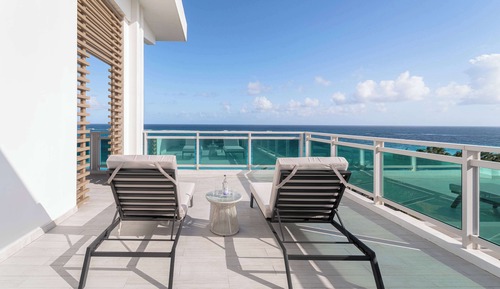 Suite, 1 cama de matrimonio grande (Zephyr Suite, 2 Balconies)