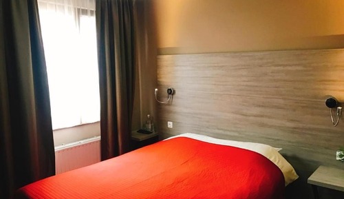 Habitación básica con 2 camas individuales