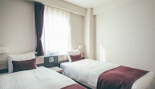 Habitación básica con 2 camas individuales