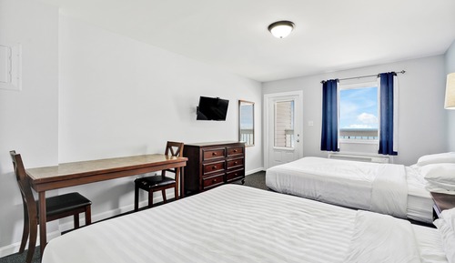 Habitación, 2 camas de matrimonio, cocina, frente al mar