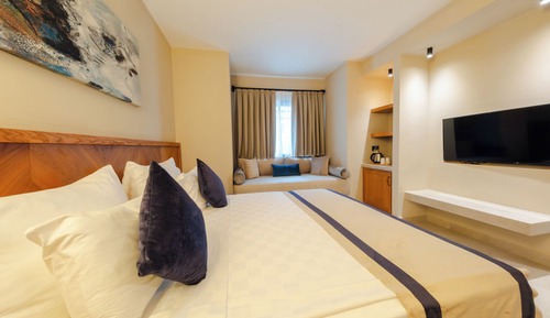 Grand Deluxe Family Room