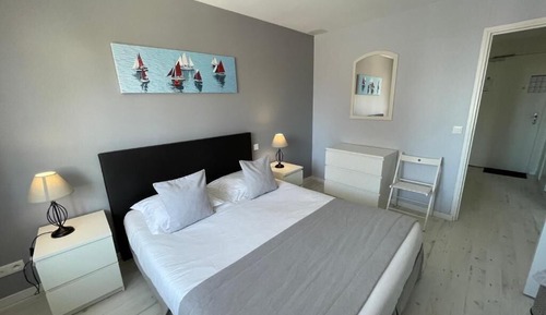 Habitación cuádruple, vistas parciales al mar