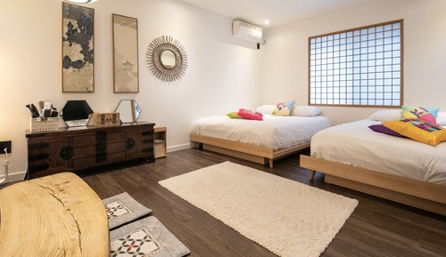 Habitación cuádruple de lujo, 2 camas de matrimonio (Private bathroom outside the room)