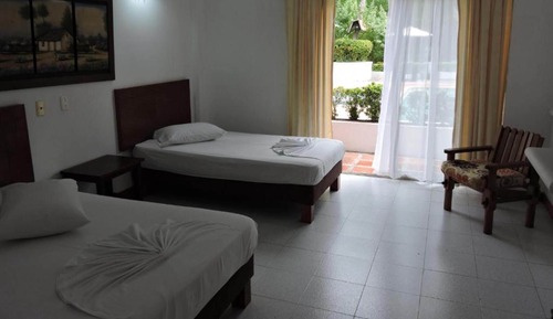 Habitación triple, vistas a la piscina