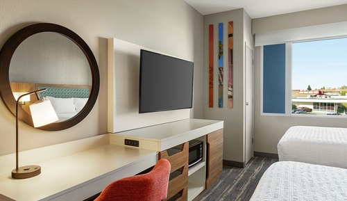 Habitación, 2 camas de matrimonio (Mobility & Hearing, Roll-in Shower)