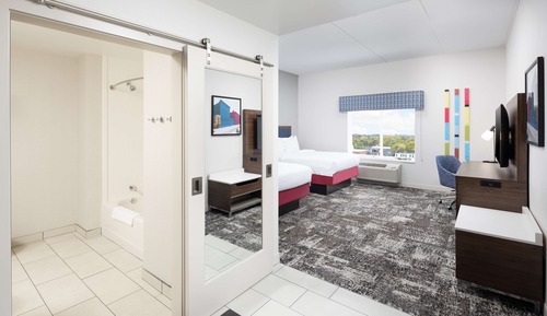 Habitación, 2 camas de matrimonio, accesible para personas con discapacidad (Roll-In Shower)