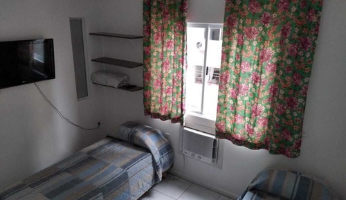 Habitación básica con 2 camas individuales