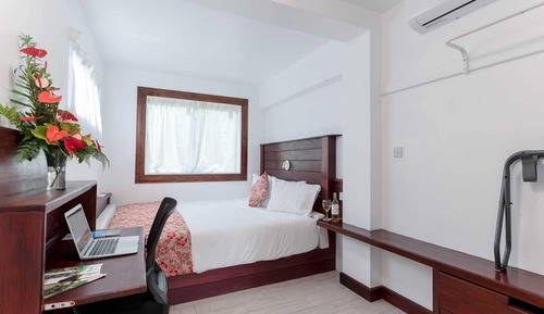 Habitación superior, 1 cama de matrimonio grande, vistas a la montaña