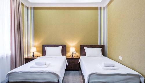 Habitación básica con 2 camas individuales