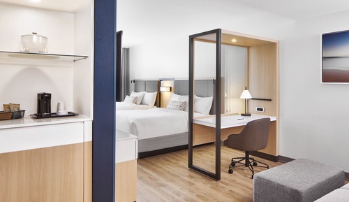 Suite estudio, 2 camas de matrimonio, balcón, vistas parciales al mar