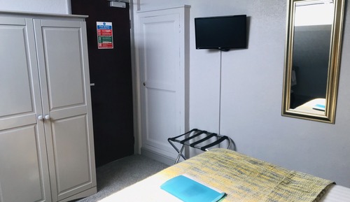 Habitación básica con 1 cama doble o 2 individuales