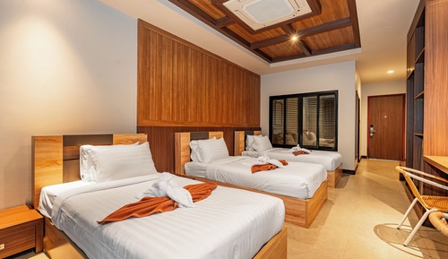 Deluxe triple room with private pool