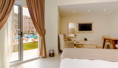 Estudio Confort, junto a la piscina