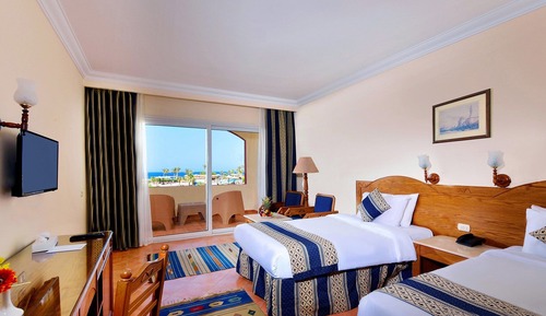 Habitación con 1 cama doble o 2 individuales, vistas a la piscina