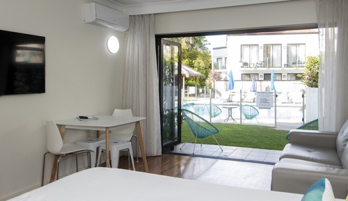 Estudio clásico, junto a la piscina