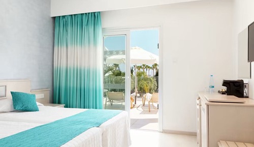 Habitación superior, vistas a la piscina