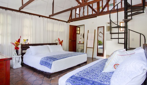 Casa de campo, vistas a la piscina, junto a la piscina