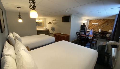 Habitación, 2 camas de matrimonio, cocina básica