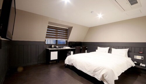 Deluxe Double Room - Pay at Hotel does not accept credit card