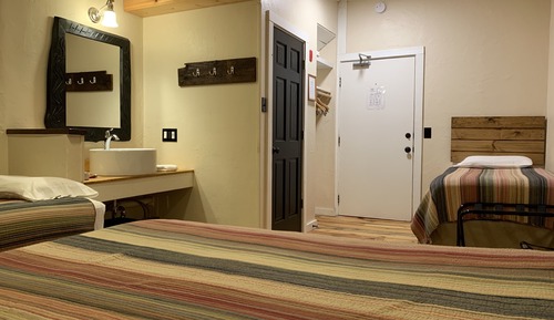 Habitación, baño privado (1 Queen, 2 Twins)