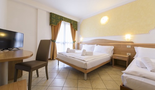 Habitación triple, balcón