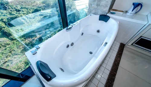 Habitación, bañera de hidromasaje, vistas al mar