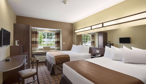 Habitación, 2 camas de matrimonio, no fumadores (Visual/Hearing Impaired)