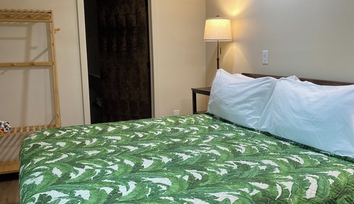 Habitación, balcón (Efficiency One King -Tiki)