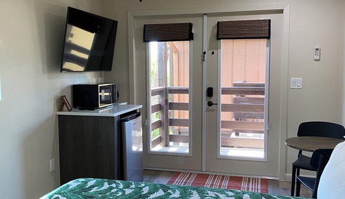 Habitación básica, balcón (Room 1-3, 2-1, 2-6, 3-2, 3-6)