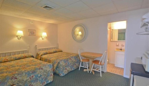 Habitación doble, 2 camas dobles (Parking Area View)