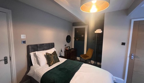 Habitación superior con 2 camas individuales, baño privado