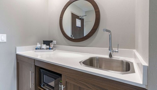 Estudio, 1 cama de matrimonio grande, frigorífico y microondas (Wet bar)