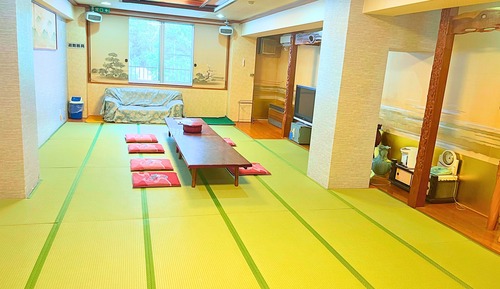Japanese-style room for 10 people with shared bathroom