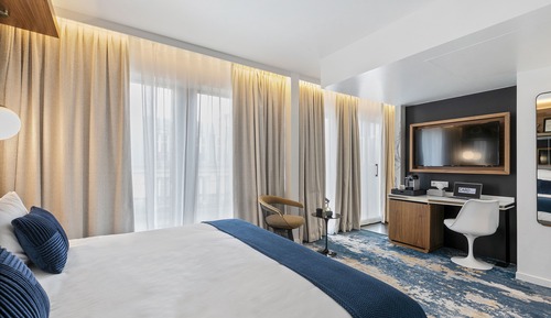 Deluxe Double Room with View on the roofs of Paris