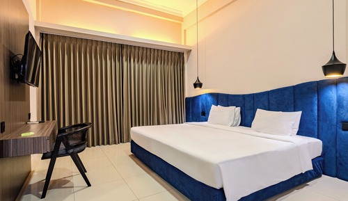 Deluxe Pool View Room