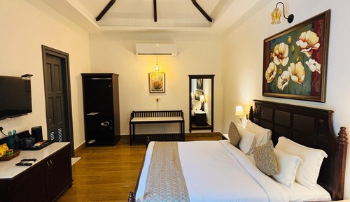 Hill View Jacuzzi Suite With Balcony