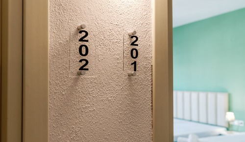 Apartamento familiar, balcón, vistas parciales al mar