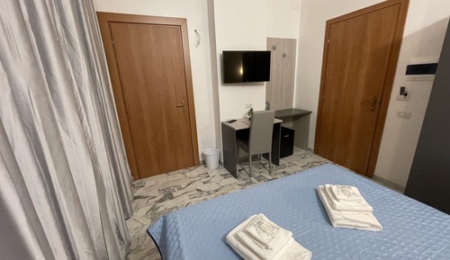 Habitación básica, 1 cama de matrimonio, baño privado, vistas a la ciudad