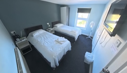 Habitación básica con 2 camas individuales